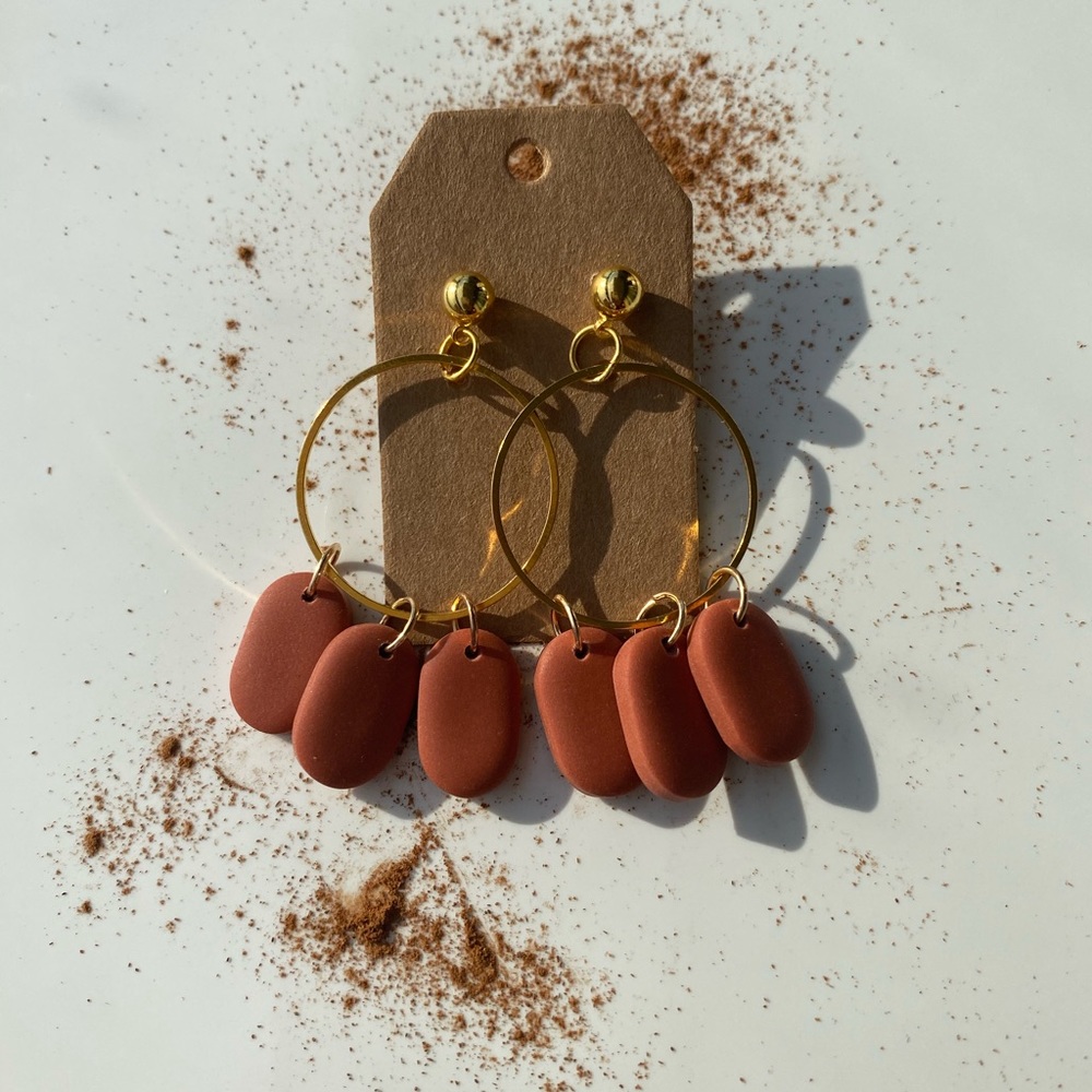 Dangle earrings in Cinammon